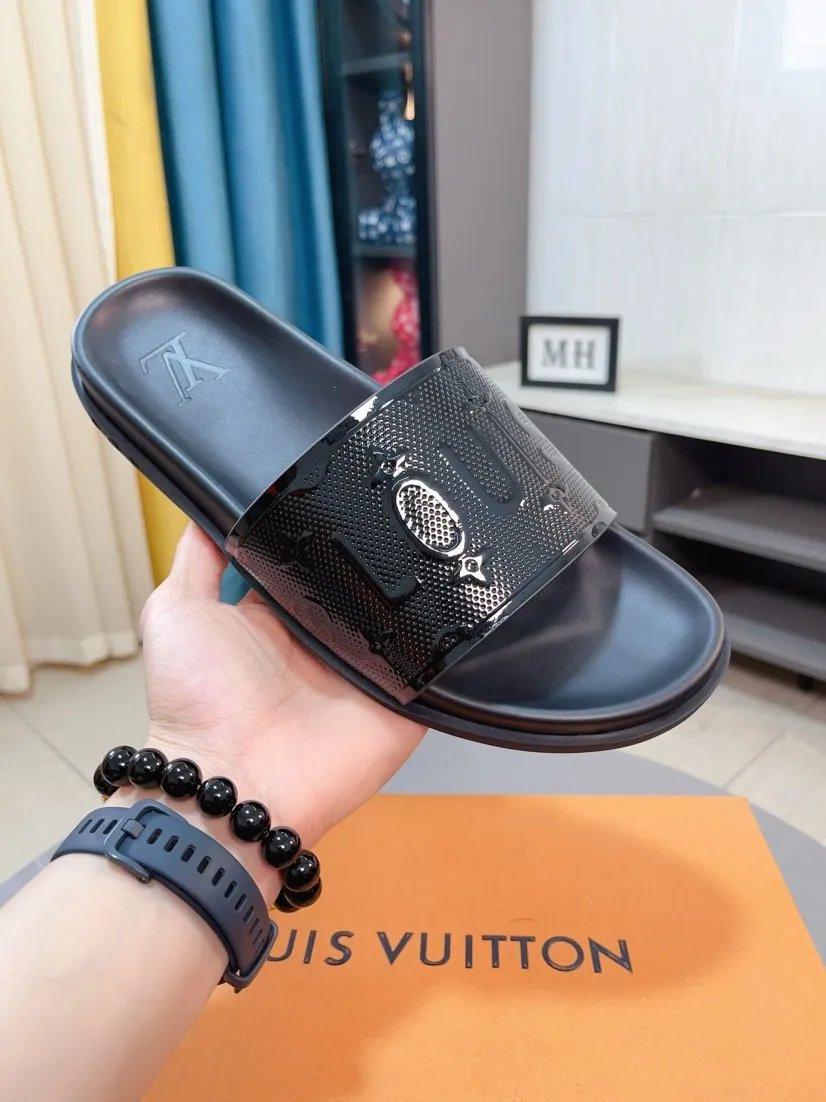 Ex-factory price 320🌹🌹 (lv-Louis Vuitton) new men's sandals, high-end boutique, exquisite embossed logo decoration on the upper, fine workmanship, super soft soles, casual, loose and comfortable, a must-have in summer! \nsize：38-44